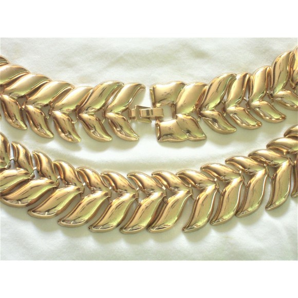 Vintage V Link Collar Necklace Gold Tone Shiny Lightweight Valentine Birthday - Picture 7 of 7
